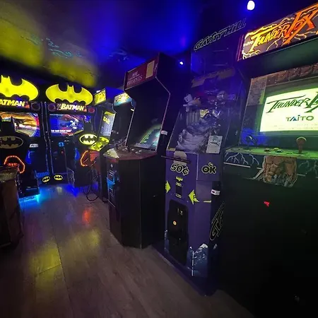 Holiday home Justice League: Arcade, Theater, Play, And More!