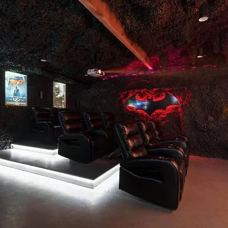 Justice League: Arcade, Theater, Play, And More! Holiday home *