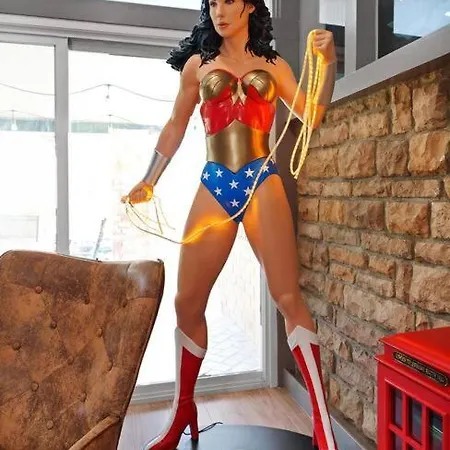 Holiday home Justice League: Arcade, Theater, Play, And More!